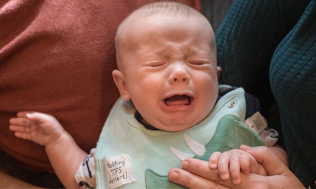 dziecko płacze przy zmianie pieluchy